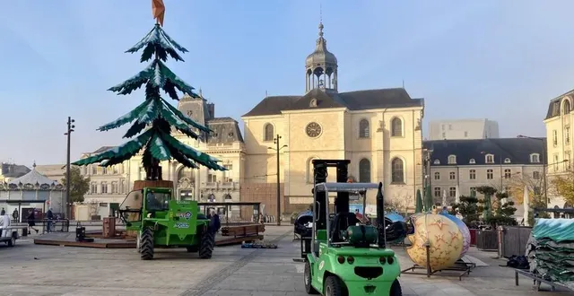 photo  le marché de noël commence à s’installer place de la république au mans.  &copy;  photo le maine libre 