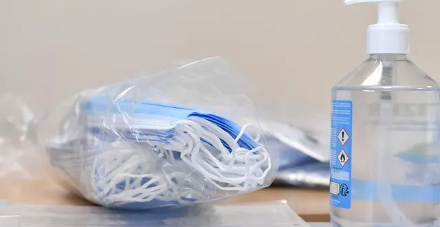 photo  un lot de masques et un flacon de gel hydroalcoolique. photo d’illustration.  &copy;  ouest-france 