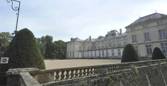 photo  c’est le château de sourches a été choisi pour les épreuves du cross départemental des sapeurs-pompiers.  &copy;  archives le maine libre 