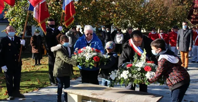 photo  dépôt de gerbes sur la banquette aménagée devant le monument aux morts, qui est désormais illuminé toutes les nuits.  &copy;  le maine libre 