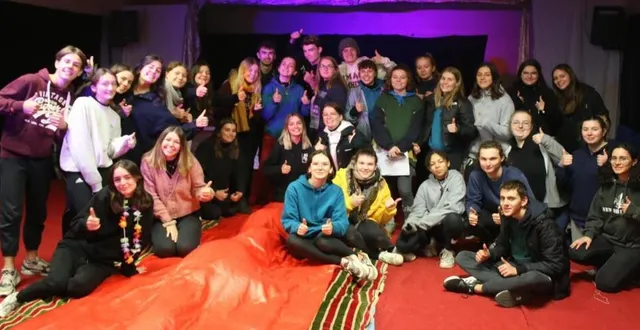 photo  vendredi soir, les jeunes stagiaires ont réservé une soirée surprise à leurs formateurs.  &copy;  le maine libre 
