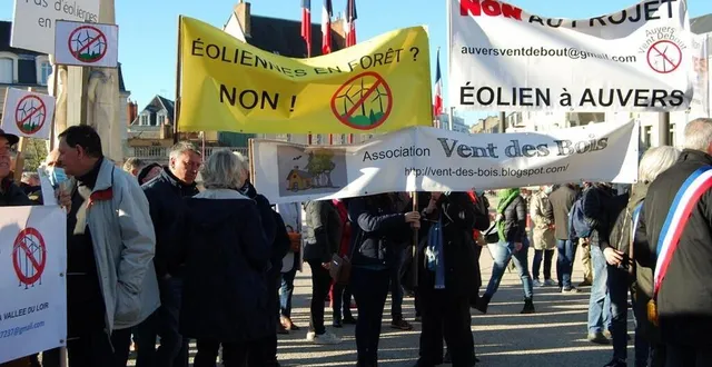 photo  la cinquantaine d’adhérents de vent des bois présents à la grande mobilisation sarthoise au mans dénonçant les projets éoliens a eu connaissance de l’arrêté ce matin-là (photo : vent des bois)  &copy;  vent des bois 