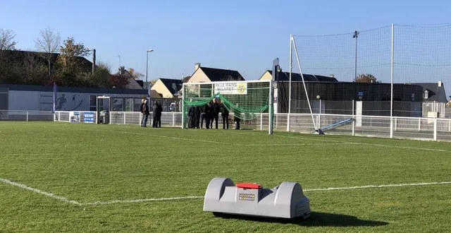 photo  c’est désormais un robot qui tond la pelouse du stade de l’as villaret  &copy;  photo le maine libre 