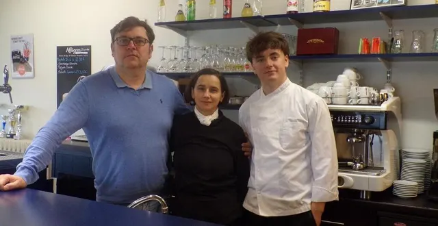 photo  de g. à dr : david et elena kieken et leur fils venu pour aider à l’occasion des vacances scolaires.  &copy;  le maine libre 