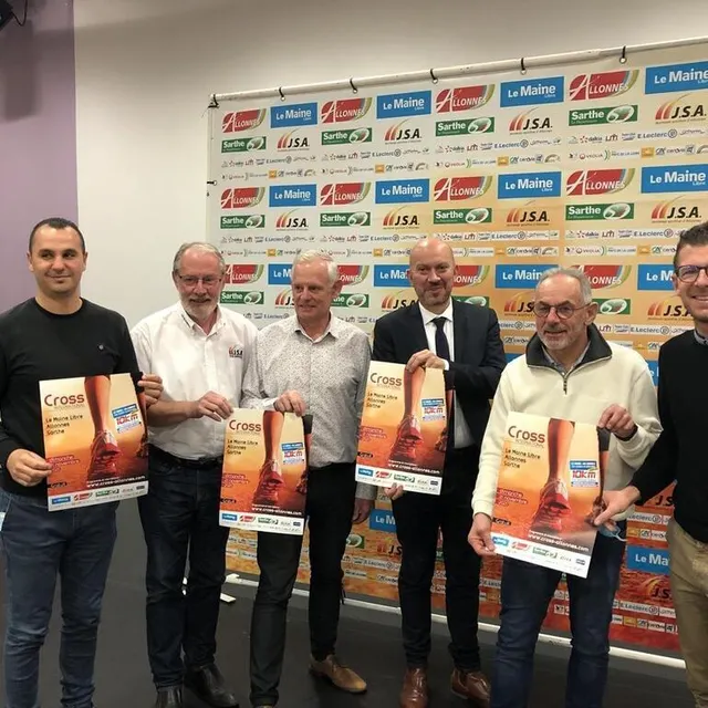 photo de gauche à droite : youssef ben amar, adjoint aux sports à la mairie d’allonnes ; gérard gallo, vice-président de la js allonnes ; gilles leproust, maire d’allonnes ; olivier sasso, conseiller départemental de la sarthe ; philippe leboucher ; damien veillon, responsable marketing du maine libre.  ©  le maine libre