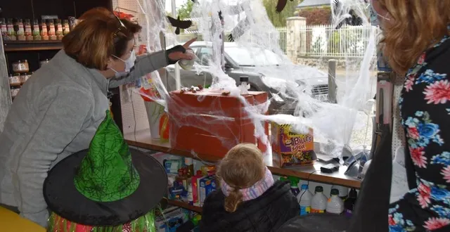 photo  les enfants ont fait une halte au commerce  multiservices de la commune, la clémentine  &copy;  le maine libre 