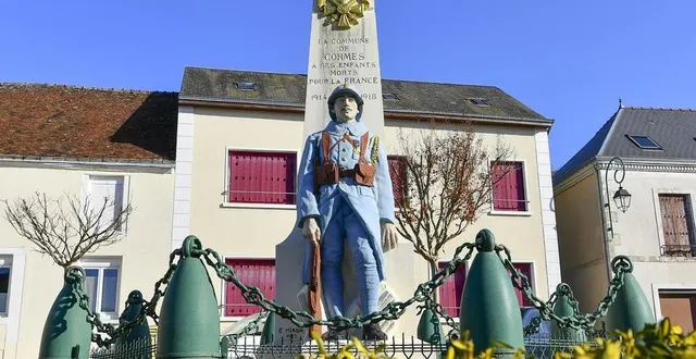 photo  cormes, mercredi 10 novembre 2021. depuis 1923, le poilu de cormes, à l’attitude paisible. semble veiller sur tout un village.  &copy;  photo le maine libre – yvon loué 