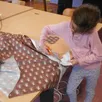 photo chloé 9 ans, est une future grande couturière. elle vient pour le plaisir de coudre.