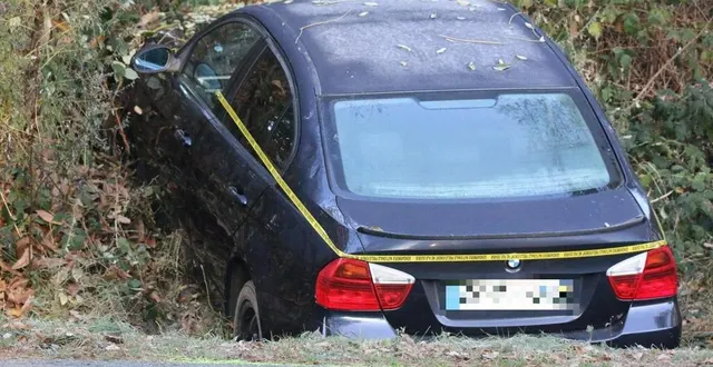 photo  ce jeudi 11 novembre, à 8 heures, une bmw de couleur sombre gisait dans un fossé, en bordure de forêt à ardenay-sur-mérize. que s’est-il donc bien passé ?  &copy;  franck blin 