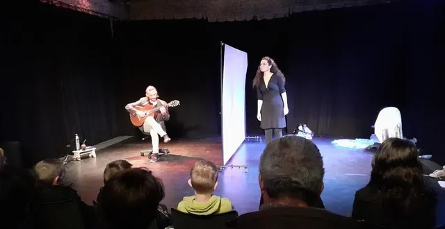 photo  un mur entre deux chaises, le spectacle de guitare et de danse tzigane des deux artistes en résidence, sebastian segarra et allissa doubrovitskaia.  &copy;  ouest-france 