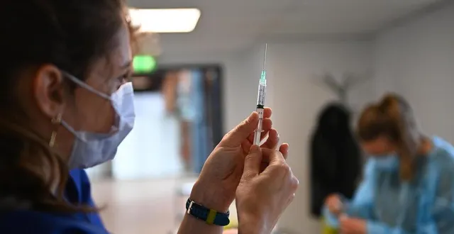 photo  une infirmière en train de préparer une injection contre le covid-19. photo d’illustration.  &copy;  ouest-france 