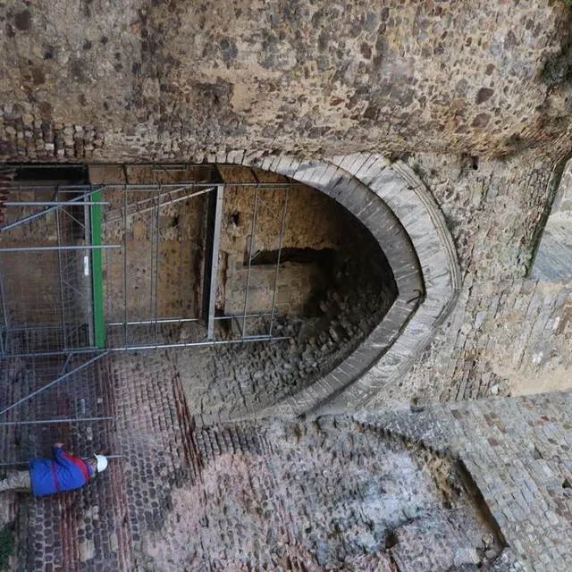 photo la porte dite « de guillaume-le-conquérant », sur l’enceinte romaine du mans, à proximité de l’hôtel de ville.  ©  ouest-france