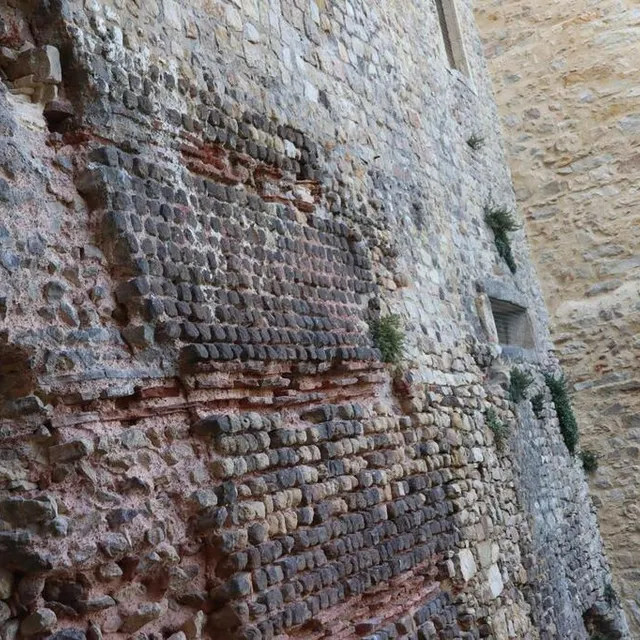 photo l’enceinte romaine du mans (sarthe), près de l’hôtel de ville. on distingue bien la partie romaine (sombre, au dessous) de la partie médiévale (plus claire, au dessus).  ©  ouest-france