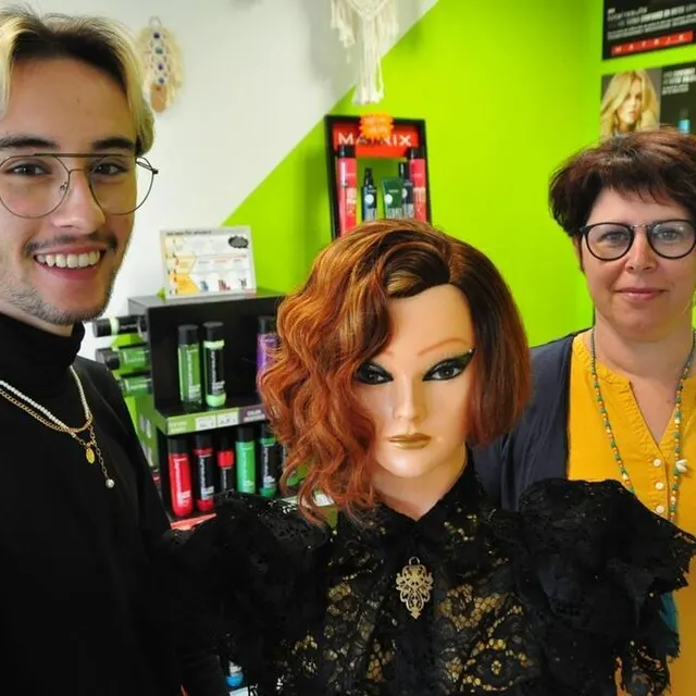 photo dawson et son maître d’apprentissage, fabienne hervé, avec qui il a également préparé ce concours.  ©  le maine libre