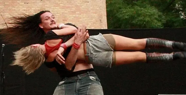 photo  le cirque exalté réinvente la danse de couple acrobatique.  &copy;  cynthia lexpert 