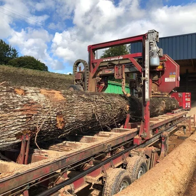 photo la scierie mobile est capable de prendre en charge des grumes de 13 mètres de long.  ©  ouest-france