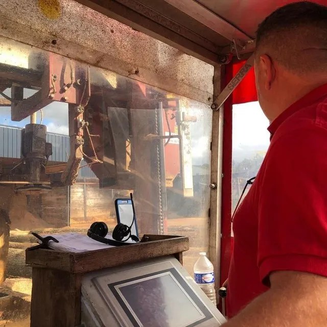photo jean-christophe leroy dans la cabine de sa scierie mobile.  ©  ouest-france