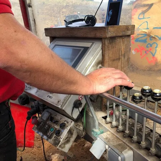 photo pour manipuler la scierie mobile, jean-christophe doit jongler avec une trentaine de manettes.  ©  ouest-france