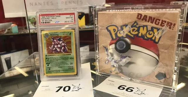 photo  à gauche, « gradée » avec son certificat d’authenticité et dotée de la note de 10, la fameuse carte pokemon première édition, dont le prix de vente de départ sera de 20 000 €. à droite, sous scellé, jamais ouverte, la boîte estimée entre 15 000 et 30 000 €.  &copy;  ouest-france 