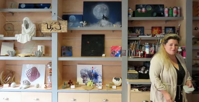 photo  dans sa boutique artistes de 2 mains, magaly brard expose ses créations signées sous son pseudonyme lyryska, et offre une visibilité à sept créateurs locaux et des environs.  &copy;  ouest-france 