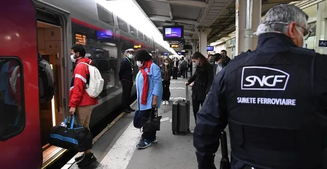 photo  les voyageurs ont pu rejoindre les quais par les escaliers extérieurs  &copy;  photo : illustration co 