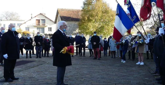 photo  jean-pierre bansard, président de l’association des anciens combattants et soldats de france de réveillon et saint-denis-sur-huisne, ouvre le protocole de remise d’un nouveau drapeau.  &copy;  ouest-france 