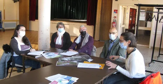 photo  léa barou, animatrice bassin-versant pour le pays fléchois ; jean-claude boizieau et willy chéneau, responsables de la gemapi ; anne lelièvre, secrétaire comptable et juliette coutant, responsable de la communication à la communauté de communes, ont présenté aux élus et la presse les travaux de restauration de l’argance.  &copy;  ouest-france 