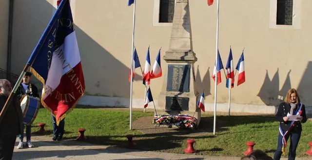 photo  jeudi, lors des cérémonies commémoratives de l’armistice de 1918, la population s’est rassemblée autour du monument aux morts, qui a eu 100 ans, afin d’honorer les 19 jeunes gervaisiens morts durant la grande guerre. les habitants se sont rendus à la salle des fêtes, après la cérémonie, pour consulter les documents relatant toute son histoire.  &copy;  ouest-france 