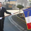 photo la maire bruno boulay et sébastien cadieu présentent le drapeau de la commune.