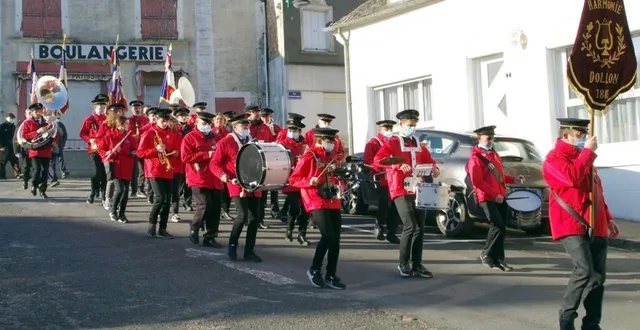 photo  une cérémonie patriotique toujours très suivie, à dollon.  &copy;  le maine libre 