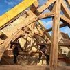 photo camille gouesse et adrien gouaux sur le chantier de construction d’une charpente.