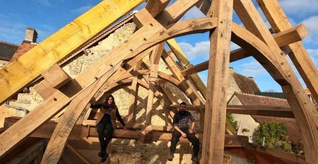 photo  camille gouesse et adrien gouaux sur le chantier de construction d’une charpente.  &copy;  le maine libre 