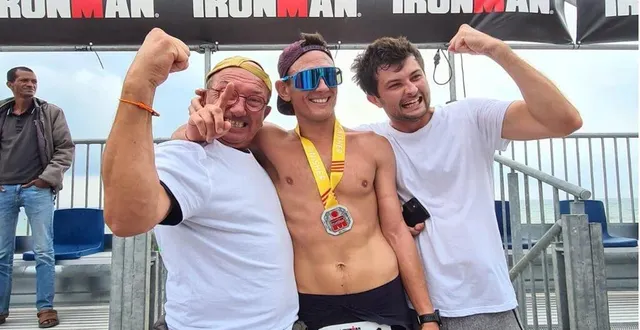 photo  après l’half ironman à barcelone, romain entouré de son père nicolas et de son frère hugo.  &copy;  nicolas massé 