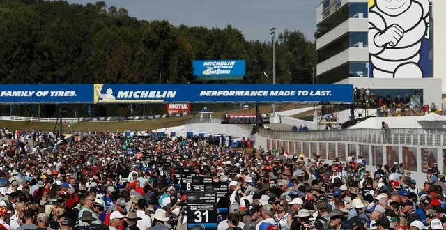 photo  au pied de la fameuse michelin tower, le public assiste en nombre à la mise en grille des voitures sur la piste.  &copy;  imsa – lat images 