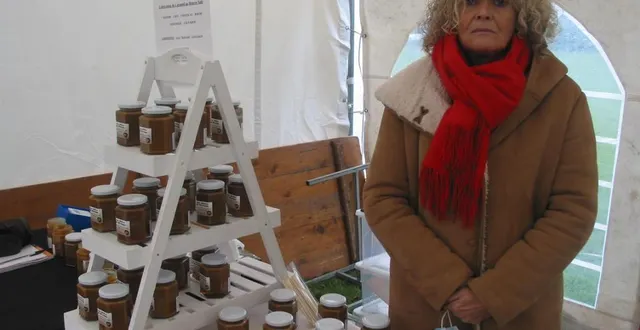 photo  édith vendra son caramel au beurre salé durant la fête du cidre à sap-en-auge (orne).  &copy;  ouest-france 