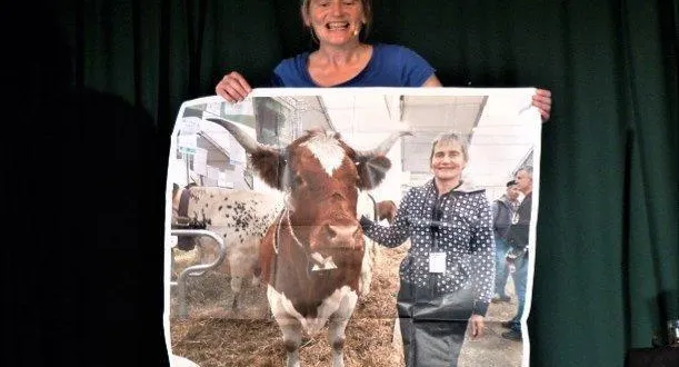 photo  véronique blot présentant une photo de fauvette : « 750 kg d’intelligence, harmonie absolue, grâce naturelle qui force le respect ».  &copy;  le maine libre 