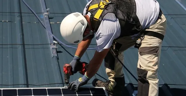 photo  solewa est spécialisé dans la pose et la maintenance de panneaux solaires, dont le recyclage à 100 % est assuré par l’association mondiale pv cycle.  &copy;  dr 