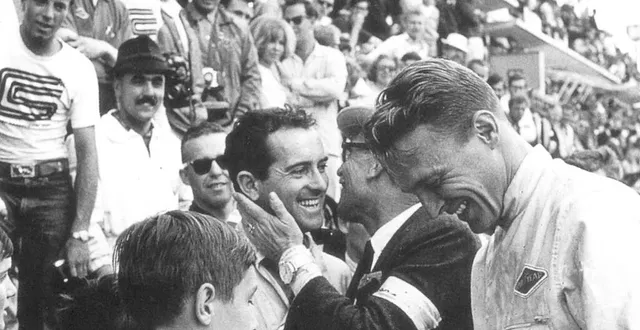 photo  bon bondurant ici avec dan gurney après sa 4e place au mans en 1964.  &copy;  courtesy bondurant racing school 