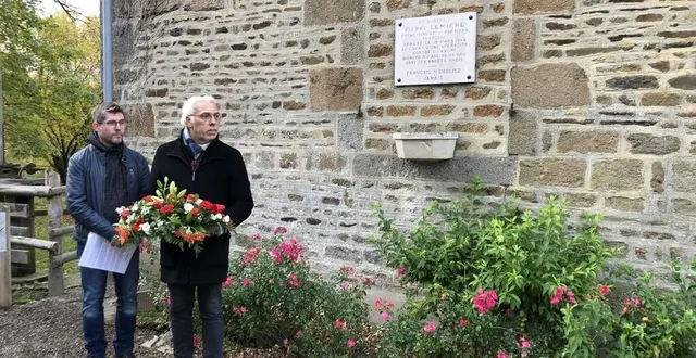photo  grégory cordurié et jean-louis remande, de l’union locale cgt, devant la plaque du résistant pierre lemière, à flers, dans l’orne.  &copy;  ouest-france 
