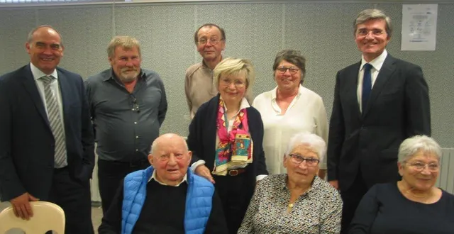 photo  les doyens (assis au centre) avec les conseillers départementaux, le maire et les adjoints.  &copy;  ouest-france 