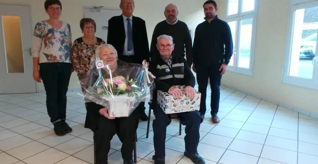 photo  de gauche à droite : sophie renault, deuxième adjointe ; jocelyne benoit, conseillère départementale ; jean-pierre baëlde, maire ; jean-michel cuisinier, premier adjoint ; anaël vaugarny, conseiller municipal ; denise hardouin et bernard mesirard, les doyens.  &copy;  ouest-france 