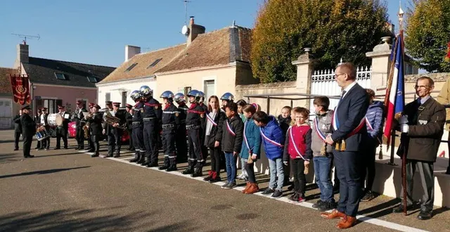 photo  jeudi, plus de 110 personnes étaient présentes dans les rues du village pour rendre hommage aux soldats de la grande guerre et aux militaires tombés pour la france dans des conflits plus récents. les noms des jeunes soldats soulignéens morts en 1914-1918 ont été lus par les jeunes élus du conseil municipal des enfants. l’harmonie municipale, les membres des anciens combattants, les sapeurs-pompiers, des représentants de gendarmerie, des responsables associatifs et les habitants sont venus en nombre pour participer aux commémorations.  &copy;  ouest-france 