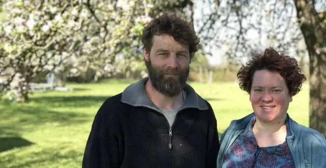 photo  tanguy et adèle laurent ont fini par arrêter la production de lait, trop chronophage, au profit d’autres activités agricoles dans leur ferme des touches, à domfront-en-poiraie.  &copy;  ouest-france 