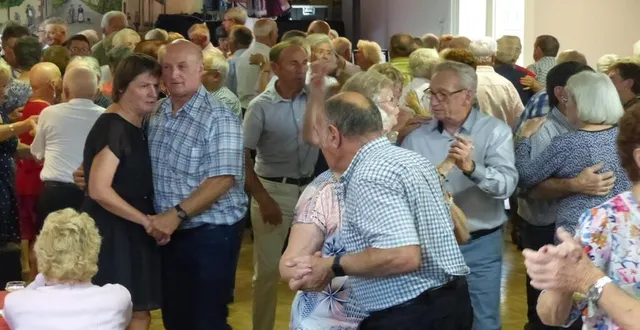 photo  après deux années blanches, l’ambiance était de mise avec le retour des danseurs dans les bals de la région  &copy;  le maine libre 