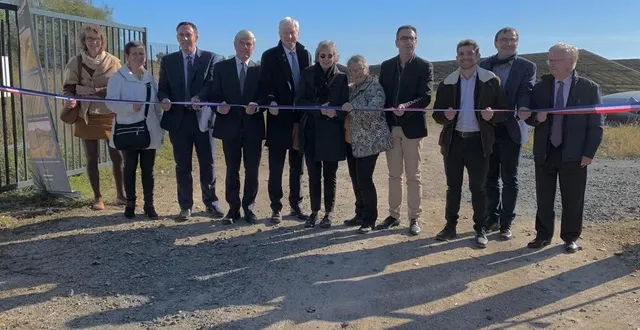 photo  conseillers départementaux, sous-préfète, présidents des communautés de communes sud sarthe et loir lucé bercé, sénateurs, président du département, maire de vaas et représentant d’urbasolar ont inauguré la centrale solaire.  &copy;  ouest-france 