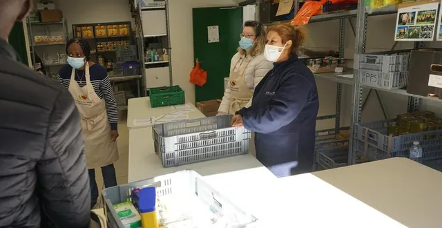 photo  le jeudi est le jour de distribution, rue de sarthe.  &copy;  ouest-france 