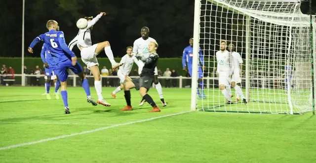photo  le capitaine franck héry (n°6 bleu) a tiré une épine du pied manchois en inscrivant l’unique but de la qualification granvillaise.  &copy;  serge ruer 