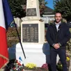 photo bertrand froger devant le monument aux morts.