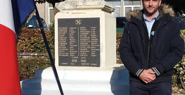 photo  bertrand froger devant le monument aux morts.  &copy;  le maine libre 