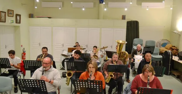 photo  le président (2e rang à gauche), avec quelques musiciens de la musique de saint-vincent.  &copy;  ouest-france 
